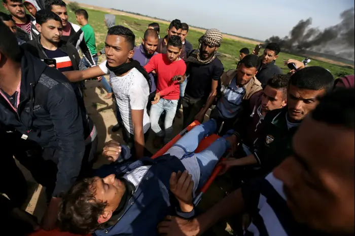 פינוי פצוע במהלך הפרעות סדר בגבול רצועת עזה, 2 במרץ 2018 (רויטרס) פינוי פצוע במהלך הפרעות סדר בגבול רצועת עזה, 2 במרץ 2018 (רויטרס)
