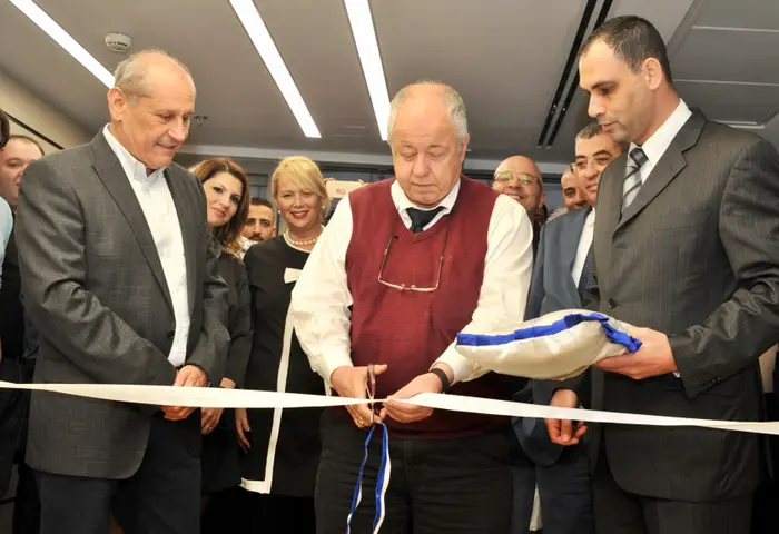 סאמר סרוג'י, שלמה זוסמן ומיכאל אילוז (יח"צ , רוני אלב) סאמר סרוג'י, שלמה זוסמן ומיכאל אילוז (יח"צ , רוני אלב)