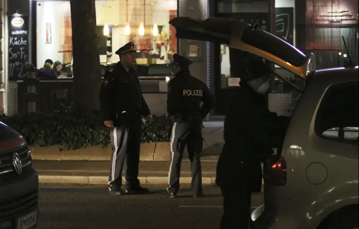 שוטרים בזירת דקירה בווינה, אוסטריה, 7 במרץ 2018 (AP) שוטרים בזירת דקירה בווינה, אוסטריה, 7 במרץ 2018 (AP)