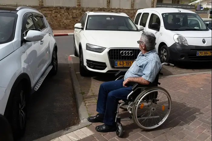 ראובן גורה הבחור הנכה עם בעיית הנגישות מחולון (ראובן קסטרו) ראובן גורה הבחור הנכה עם בעיית הנגישות מחולון (ראובן קסטרו)