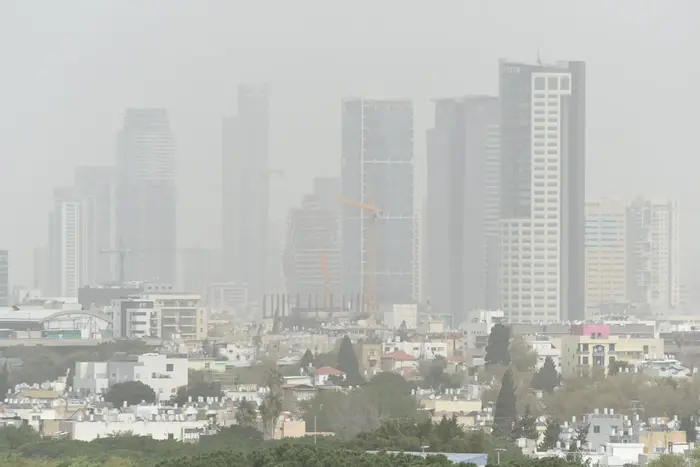 אובך בשמי תל אביב 8 במרץ 2018 (ראובן קסטרו) אובך בשמי תל אביב 8 במרץ 2018 (ראובן קסטרו)
