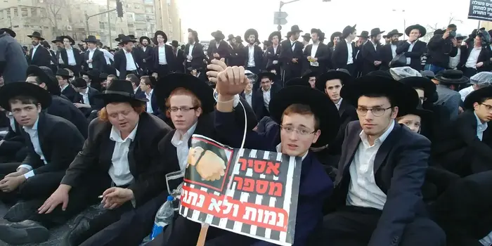 הפגנת חרדים לראשונה מאז מות מנהיג הפלג הירושלמי הרבך שלמה אוירבך, 8 במרץ 2018 (שלומי גבאי) הפגנת חרדים לראשונה מאז מות מנהיג הפלג הירושלמי הרבך שלמה אוירבך, 8 במרץ 2018 (שלומי גבאי)