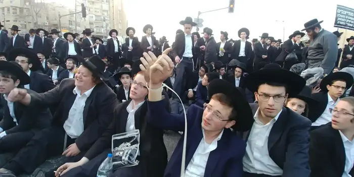 הפגנת חרדים לראשונה מאז מות מנהיג הפלג הירושלמי הרבך שלמה אוירבך, 8 במרץ 2018 (שלומי גבאי) הפגנת חרדים לראשונה מאז מות מנהיג הפלג הירושלמי הרבך שלמה אוירבך, 8 במרץ 2018 (שלומי גבאי)