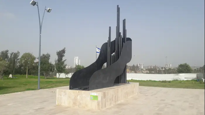 אנדרטה בקריית גת לזכר יהודי אתיופיה שמתו בדרך לארץ (מערכת וואלה! NEWS , זיו ריינשטיין)