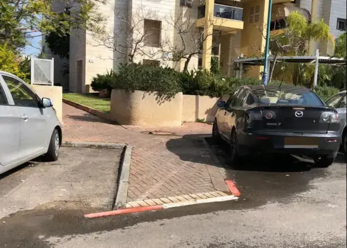 הרחוב של ראובן גורה הנכה עם בעיית הנגישות מחולון (מערכת וואלה! NEWS , -) הרחוב של ראובן גורה הנכה עם בעיית הנגישות מחולון (מערכת וואלה! NEWS , -)