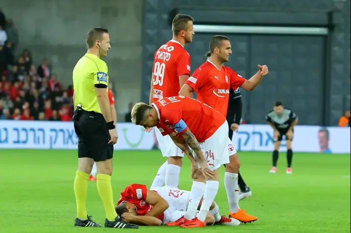 שחקני הפועל באר שבע מעל מיגל ויטור הפצוע (יוסי ציפקיס) שחקני הפועל באר שבע מעל מיגל ויטור הפצוע (יוסי ציפקיס)