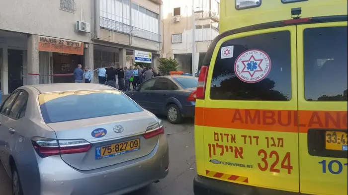 במהלך הלילה התקבל במוקד 100 של משטרת ישראל דיווח אודות חשש לחיי אדם.
בעקבות הדיווח, הגיעו שוטרי מרחב איילון לדירה בבת ים, שם אותרו גופותיהם של גבר ( 67) ואישה ( 91) - בן ואימו, 11 במרץ 2018 (מערכת וואלה! NEWS , חגי נתני תיעוד מבצעי מד"א) במהלך הלילה התקבל במוקד 100 של משטרת ישראל דיווח אודות חשש לחיי אדם.
בעקבות הדיווח, הגיעו שוטרי מרחב איילון לדירה בבת ים, שם אותרו גופותיהם של גבר ( 67) ואישה ( 91) - בן ואימו, 11 במרץ 2018 (מערכת וואלה! NEWS , חגי נתני תיעוד מבצעי מד"א)
