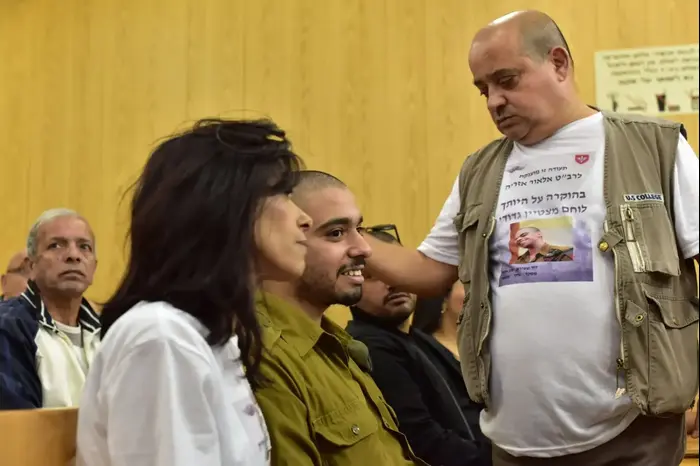 אלאור אזריה ליד הוריו בוועדת החצי שלו, 14 במרץ 2018 (ניב אהרונסון) אלאור אזריה ליד הוריו בוועדת החצי שלו, 14 במרץ 2018 (ניב אהרונסון)