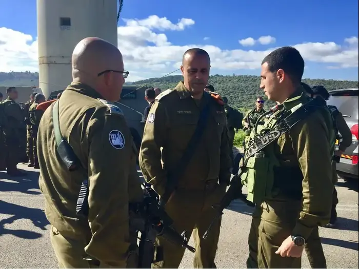 מפקד פיקוד העורף אלוף תמיר ידעי בזירת הפיגוע במבוא דותן (דובר צה"ל)