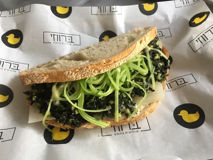 כריך קולורבי אפוי, סלט אצות ומלפפון (יח"צ , רעות סהר) כריך קולורבי אפוי, סלט אצות ומלפפון (יח"צ , רעות סהר)