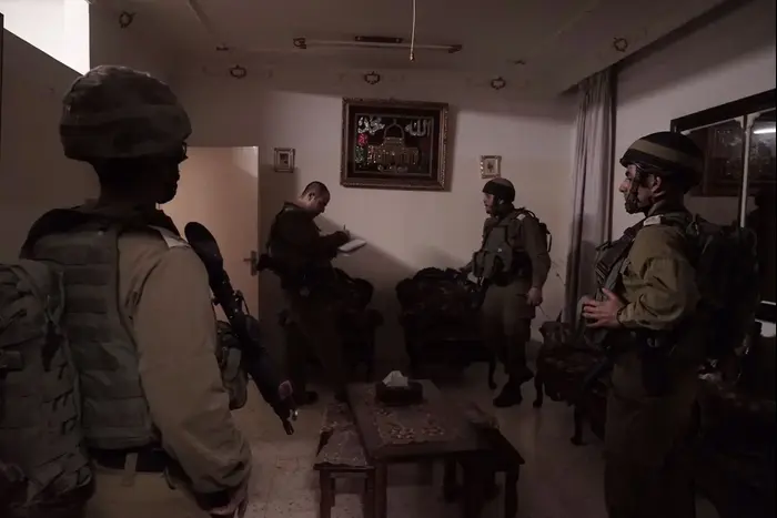 כוחות צה"ל ממפים את בית המחבל לקראת הריסתו בעקרבה - 19 במרץ 2018 (דובר צה"ל) כוחות צה"ל ממפים את בית המחבל לקראת הריסתו בעקרבה - 19 במרץ 2018 (דובר צה"ל)