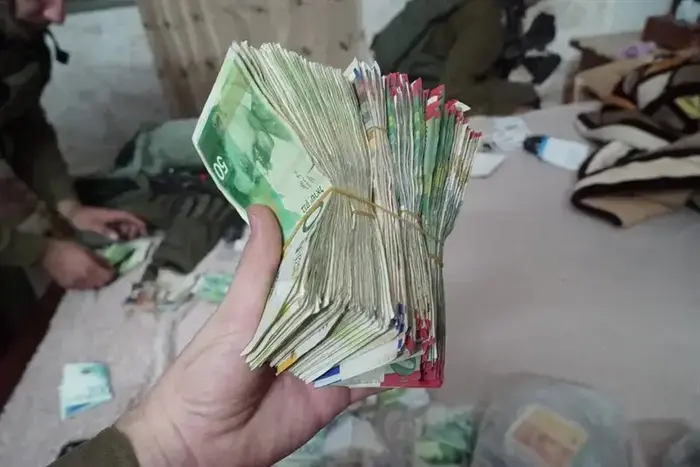 הכסף ששימש לטרור ונתפס במהלך פעילות צה"ל בעקבות הפיגוע ברחוב הגיא - 19 במרץ 2018 (דובר צה"ל) הכסף ששימש לטרור ונתפס במהלך פעילות צה"ל בעקבות הפיגוע ברחוב הגיא - 19 במרץ 2018 (דובר צה"ל)