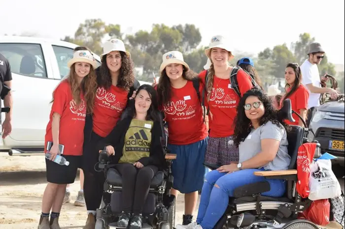 ניקול אזיזוב, ליחי פרנקו ומתנדבות עמותת "שמחה לילד", במסע משותף במדבר יהודה (מערכת וואלה! NEWS , עמיחי דוד)