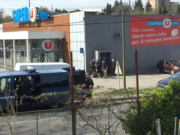 זירת תקרית בני ערובה בעיר טרב שבדרום צרפת, 23 במרץ 2018 (רויטרס) זירת תקרית בני ערובה בעיר טרב שבדרום צרפת, 23 במרץ 2018 (רויטרס)