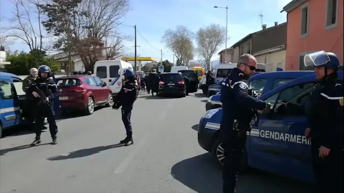 שוטרים בסמוך לסופר שבו הוחזקו בני ערובה בעיר טרב שבדרום צרפת, 23 במרץ 2018 (AP) שוטרים בסמוך לסופר שבו הוחזקו בני ערובה בעיר טרב שבדרום צרפת, 23 במרץ 2018 (AP)