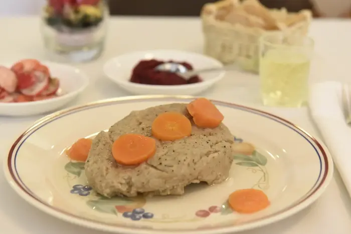 גפילטע פיש במסעדת שמוליק כהן (ראובן קסטרו) גפילטע פיש במסעדת שמוליק כהן (ראובן קסטרו)