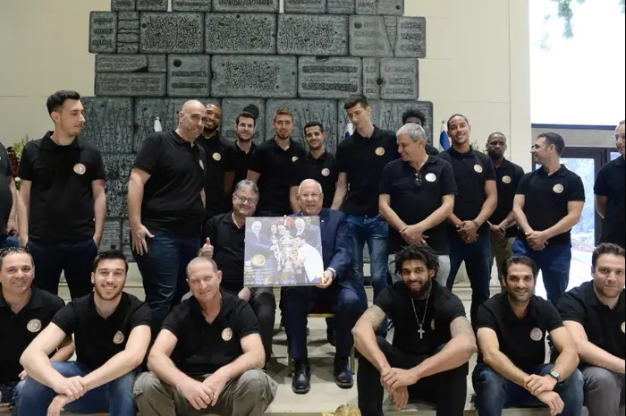 נשיא המדינה רובי ריבלין עם הפועל חולון (לשכת העיתונות הממשלתית , מארק ניימן/לע"מ) נשיא המדינה רובי ריבלין עם הפועל חולון (לשכת העיתונות הממשלתית , מארק ניימן/לע"מ)