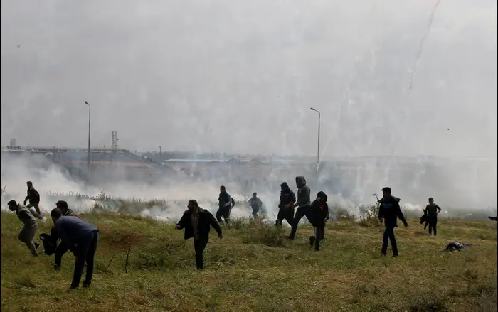 פלסטינים בורחים מפני גז מדמיע בהפרעות סדר, גבול רצועת עזה, 30 במרץ 2018 (רויטרס) פלסטינים בורחים מפני גז מדמיע בהפרעות סדר, גבול רצועת עזה, 30 במרץ 2018 (רויטרס)
