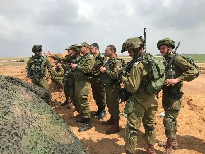 מפקד פיקוד הדרום, אלוף אייל זמיר, ראש אגף המבצעים, אלוף ניצן אלון, מתאם פעולות הממשלה בשטחים, אלוף יואב (פולי) מרדכי, בגבול רצועת עזה, 30 במרץ 2018 (מערכת וואלה! NEWS , דובר צה"ל)