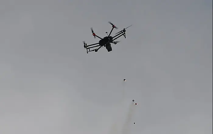 רחפן ישראלי מטיל גז מדמיע על המפגינים הפלסטינים, גבול רצועת עזה, 30 במרץ 2018 (רויטרס) רחפן ישראלי מטיל גז מדמיע על המפגינים הפלסטינים, גבול רצועת עזה, 30 במרץ 2018 (רויטרס)