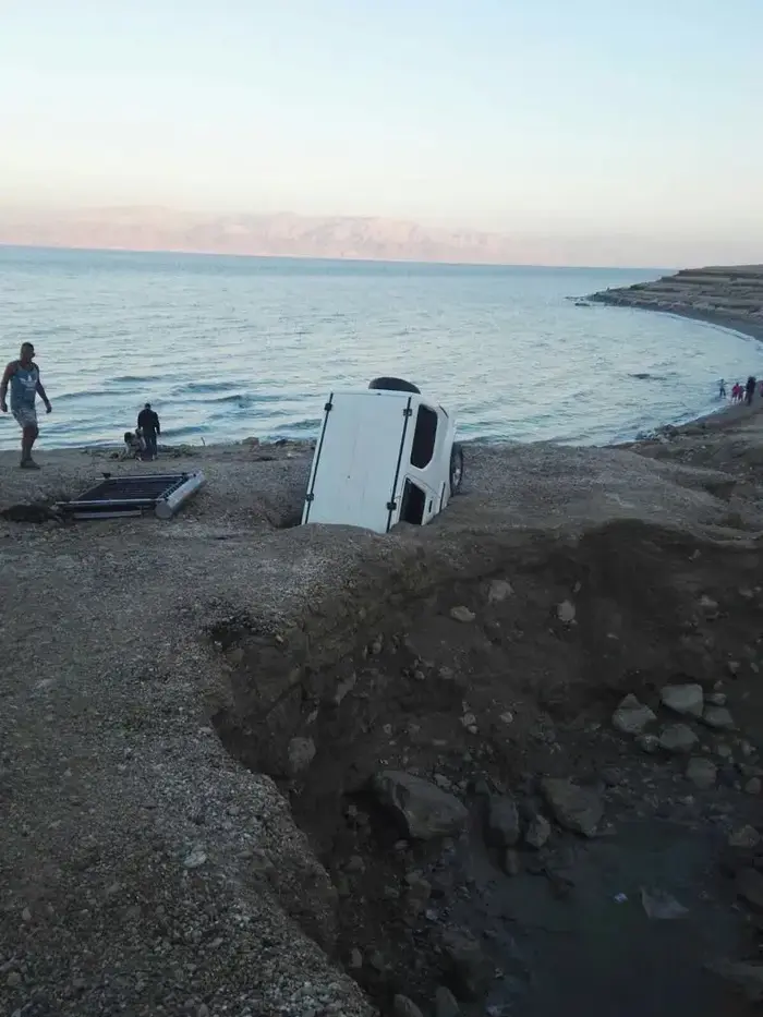 רכב מטיילים נפל לבולען באזור מועצה אזורית מגילות ים המלח, 1 באפבריל 2018 (מערכת וואלה! NEWS , מתנדבי יחלצ מגילות) רכב מטיילים נפל לבולען באזור מועצה אזורית מגילות ים המלח, 1 באפבריל 2018 (מערכת וואלה! NEWS , מתנדבי יחלצ מגילות)