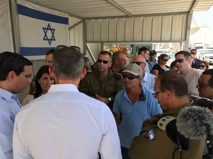 ראיון עם עמי שקד- מנהל מעבר כרם שלום; מלחמה כלכלית מהלב של המעבר העיקרי לעזה (מערכת וואלה! NEWS , משרד הביטחון) ראיון עם עמי שקד- מנהל מעבר כרם שלום; מלחמה כלכלית מהלב של המעבר העיקרי לעזה (מערכת וואלה! NEWS , משרד הביטחון)