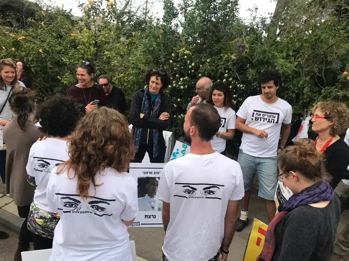 הפגנת תושבי דרום ת"א מחוץ לבית של שר האוצר משה כחלון 3 באפריל 2018 (מערכת וואלה! NEWS , ---) הפגנת תושבי דרום ת"א מחוץ לבית של שר האוצר משה כחלון 3 באפריל 2018 (מערכת וואלה! NEWS , ---)