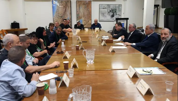 ראש הממשלה בנימין נתניהו נפגש בצהרים עם תושבי דרום תל אביב, 3 באפריל 2018 (מערכת וואלה! NEWS , חיים צח / לע"מ) ראש הממשלה בנימין נתניהו נפגש בצהרים עם תושבי דרום תל אביב, 3 באפריל 2018 (מערכת וואלה! NEWS , חיים צח / לע"מ)