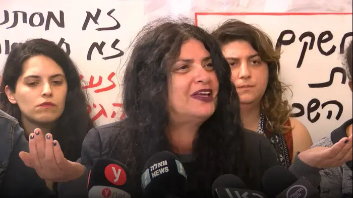 מובילי המחאה נגד הגירוש תוקפים את נתניהו; שולה קשת: "האמנו, אך לצערנו התבדנו" (שלומי גבאי) מובילי המחאה נגד הגירוש תוקפים את נתניהו; שולה קשת: "האמנו, אך לצערנו התבדנו" (שלומי גבאי)