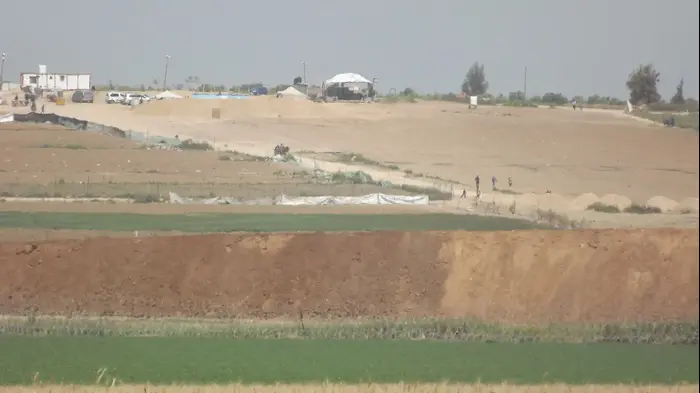 מחנה של חמאס בגבול הרצועה, 5 באפריל 2018 (אמיר בוחבוט ) מחנה של חמאס בגבול הרצועה, 5 באפריל 2018 (אמיר בוחבוט )