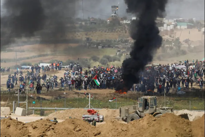 הפגנות בגבול רצועת עזה 6 באפריל 2018
חיילים נראים ליד גדר הגבול, בעוד הפלסטינים מפגינים בצד הפלסטיני של הגבול (רויטרס) הפגנות בגבול רצועת עזה 6 באפריל 2018
חיילים נראים ליד גדר הגבול, בעוד הפלסטינים מפגינים בצד הפלסטיני של הגבול (רויטרס)