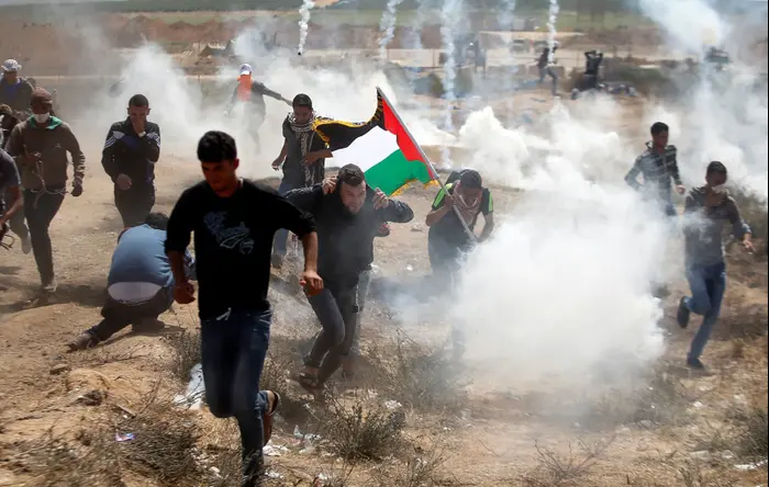הפגנות בגבול רצועת עזה 6 באפריל 2018
פצוע פלסטיני מפונה (רויטרס) הפגנות בגבול רצועת עזה 6 באפריל 2018
פצוע פלסטיני מפונה (רויטרס)
