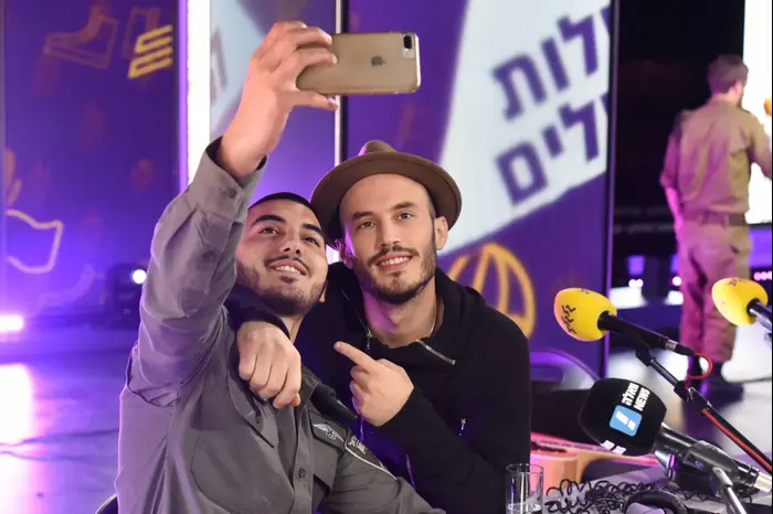 נתן גושן משדר גלגלצ (ראובן קסטרו) נתן גושן משדר גלגלצ (ראובן קסטרו)