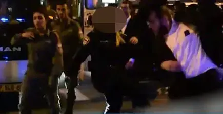 שוטרת שתועדה בועטת במפגין חרדי במהלך מחאה בי-ם, נחקרה במח"ש בחשד לתקיפה (מערכת וואלה! NEWS , צילום: מני רפאל "מחאות החרדים הקיצוניים") שוטרת שתועדה בועטת במפגין חרדי במהלך מחאה בי-ם, נחקרה במח"ש בחשד לתקיפה (מערכת וואלה! NEWS , צילום: מני רפאל "מחאות החרדים הקיצוניים")