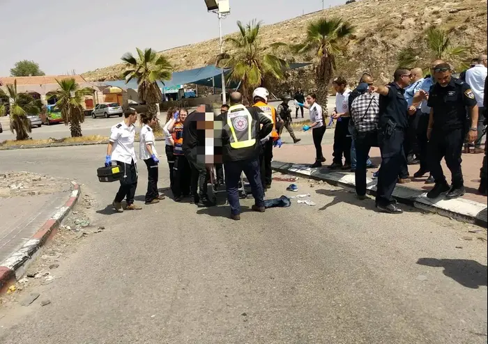 חשד לפיגוע דקירה
סמוך לתחנת דלק במישור אדומים הגיע חשוד שבידיו חפץ וניסה לדקור אדם במקום. אזרח שראה את החשוד ירה לעברו וניטרל אותו, 8 באפריל 2018 (מערכת וואלה! NEWS , אביב ביתן דוברות מד"א)