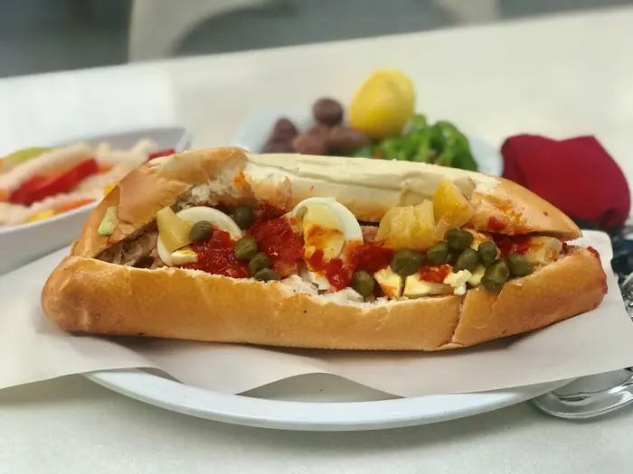 סנדביץ' טוניסאי אצל סיטבון (קובי רובין) סנדביץ' טוניסאי אצל סיטבון (קובי רובין)
