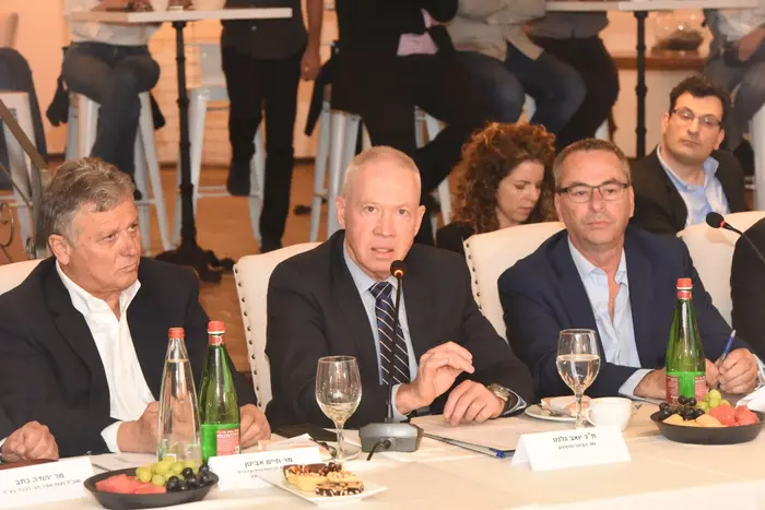 רוני בריק נשיא התאחדות בוני הארץ שר הבינוי והשיכון יואב גלנט חיים אביטן ראש הרשות להתחדשות עירונית (יח"צ , כפיר סיון) רוני בריק נשיא התאחדות בוני הארץ שר הבינוי והשיכון יואב גלנט חיים אביטן ראש הרשות להתחדשות עירונית (יח"צ , כפיר סיון)