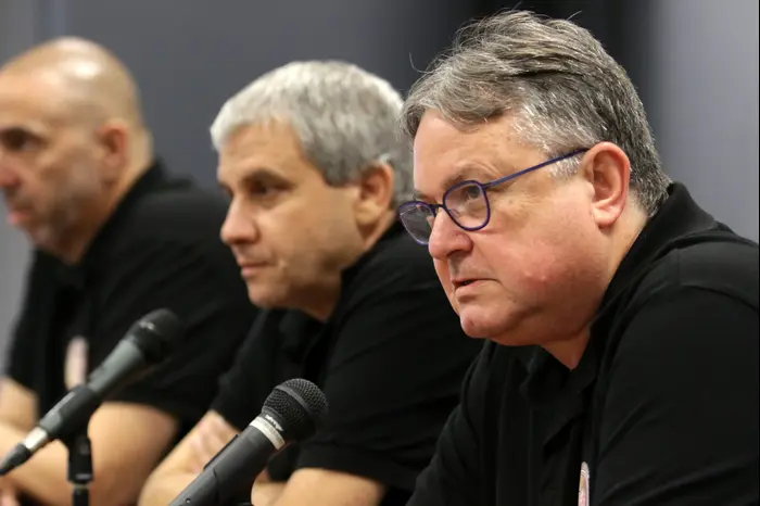 שלמה אייזיק בעלי הפועל חולון מדבר על פרשת גלן רייס ג'וניור (יוסי ציפקיס) שלמה אייזיק בעלי הפועל חולון מדבר על פרשת גלן רייס ג'וניור (יוסי ציפקיס)