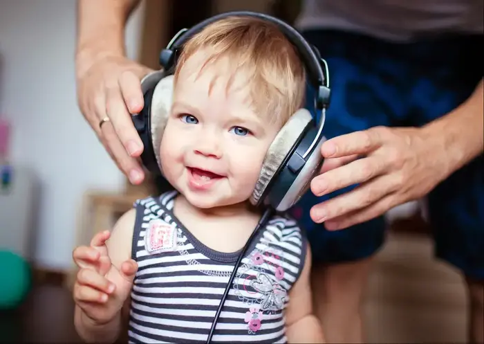 תינוק חמוד שומע מוזיקה באוזניות (ShutterStock) תינוק חמוד שומע מוזיקה באוזניות (ShutterStock)