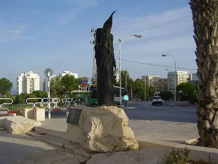 אנדרטת הנר אשדוד (מערכת וואלה! NEWS , ד"ר אבישי טייכר, אתר פיקיוויקי)