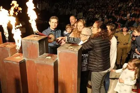 נעמי שדמי משיאה משואה בטקס הרשמי של מכון 'משואה' בתל יצחק (מערכת וואלה! NEWS , חן גלילי) נעמי שדמי משיאה משואה בטקס הרשמי של מכון 'משואה' בתל יצחק (מערכת וואלה! NEWS , חן גלילי)