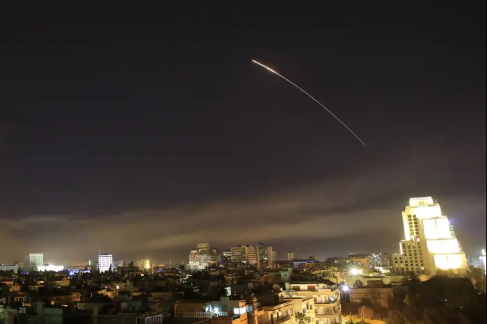 שמי דמשק מוארים במתקפה של המערב על סוריה, 14 באפריל 2018 (AP) שמי דמשק מוארים במתקפה של המערב על סוריה, 14 באפריל 2018 (AP)