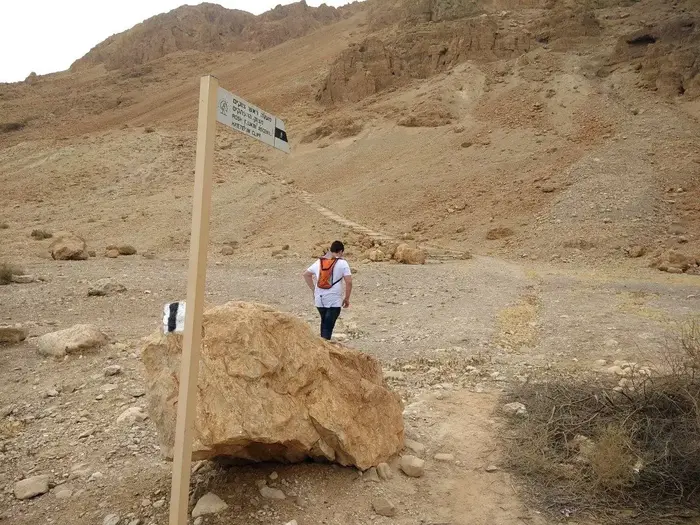 טיול מדבר יהודה מעין פשחה לראש צוקים מצוק ההעתקים (מערכת וואלה! NEWS , איל שפירא) טיול מדבר יהודה מעין פשחה לראש צוקים מצוק ההעתקים (מערכת וואלה! NEWS , איל שפירא)