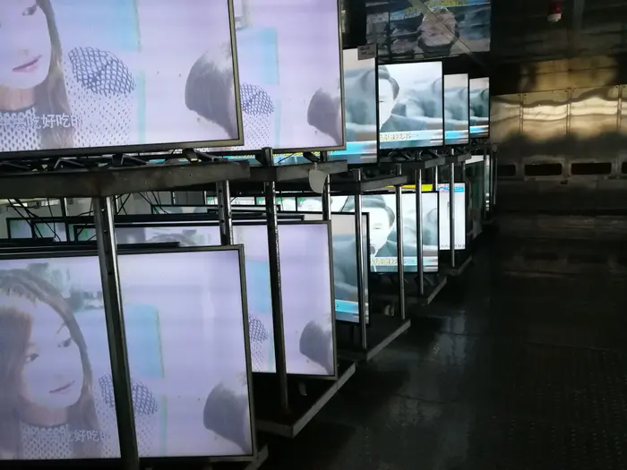 ביקור במפעלים של הייסנס (מערכת וואלה! NEWS , מייקי לוי) ביקור במפעלים של הייסנס (מערכת וואלה! NEWS , מייקי לוי)