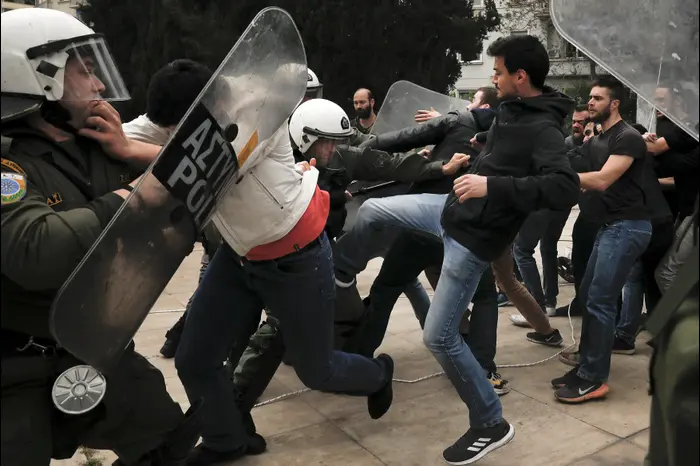 מפגינים נגד התקיפה האמריקנית בסוריה מתעמתים עם שוטרים באתונה, יוון, 16 באפריל 2018 (רויטרס)