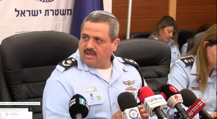 רוני אלשיך בטקס מצטיינים והרמת כוסית לקראת יום העצמאות ה-70 של מדינת ישראל רחבת המטה הארצי של משטרת ישראל, ירושלים (צילום מסך)