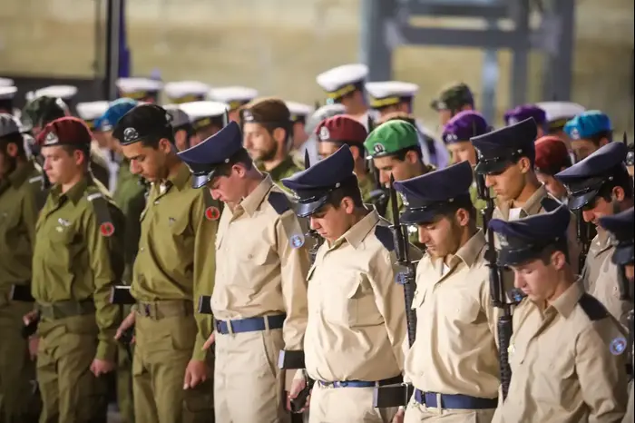 הדלקת נר זכרון בכותל, במעמד כבוד נשיא המדינה, הרמטכ"ל ומשפחות שכולות 17 באפריל 2018 (מערכת וואלה! NEWS , נועם מושקוביץ) הדלקת נר זכרון בכותל, במעמד כבוד נשיא המדינה, הרמטכ"ל ומשפחות שכולות 17 באפריל 2018 (מערכת וואלה! NEWS , נועם מושקוביץ)