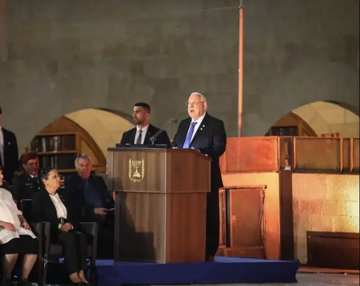 הדלקת נר זכרון בכותל, במעמד כבוד נשיא המדינה, הרמטכ"ל ומשפחות שכולות 17 באפריל 2018 (מערכת וואלה! NEWS , נועם מושקוביץ) הדלקת נר זכרון בכותל, במעמד כבוד נשיא המדינה, הרמטכ"ל ומשפחות שכולות 17 באפריל 2018 (מערכת וואלה! NEWS , נועם מושקוביץ)