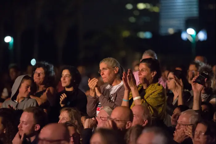 הקהל בטקס הזיכרון האלטרנטיבי (דרור עינב) הקהל בטקס הזיכרון האלטרנטיבי (דרור עינב)