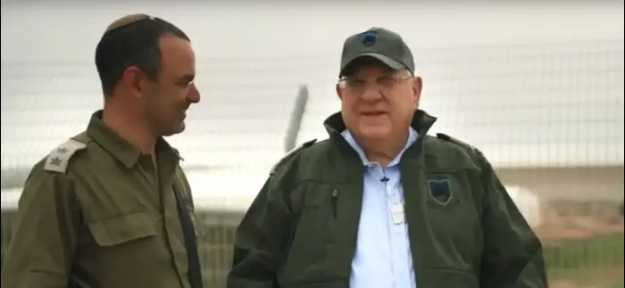 הנשיא ראובן ריבלין מבקר אצל חיילי מילואים לכבוד יום העצמאות ה-70 (צילום מסך) הנשיא ראובן ריבלין מבקר אצל חיילי מילואים לכבוד יום העצמאות ה-70 (צילום מסך)